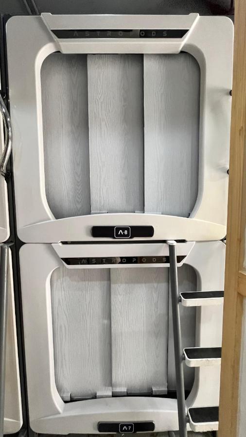 Astropods Capsule hotel *