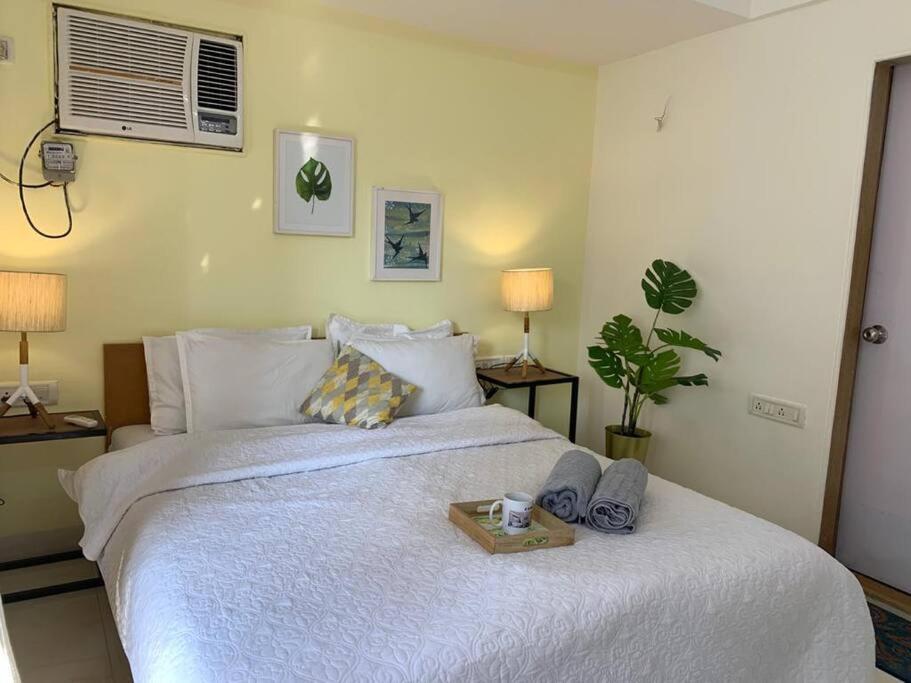 Little Hut 301, 27th Road, Khar West By Connekt Homes Apartment *