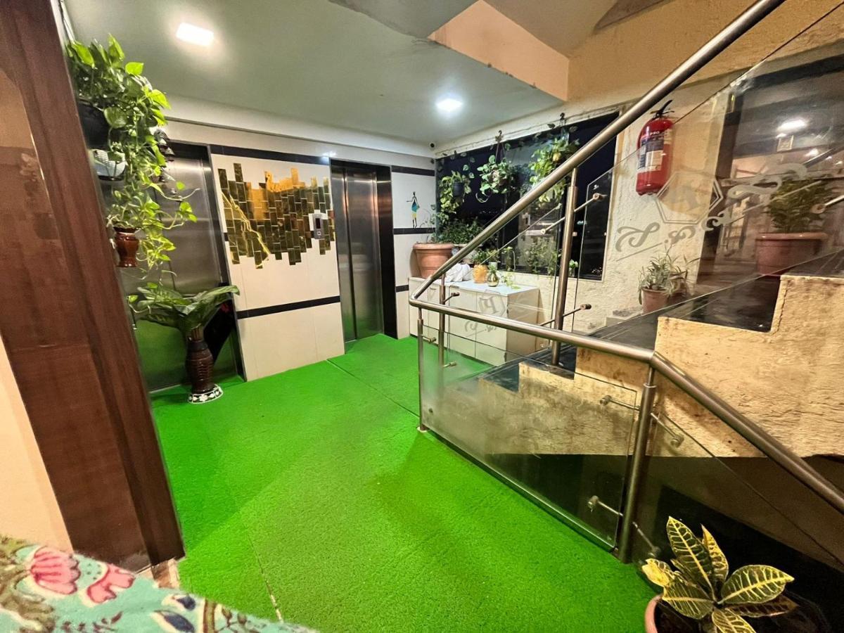 Glitz The Pacific - Nr Solitaire Corporate Park Guest house Mumbai