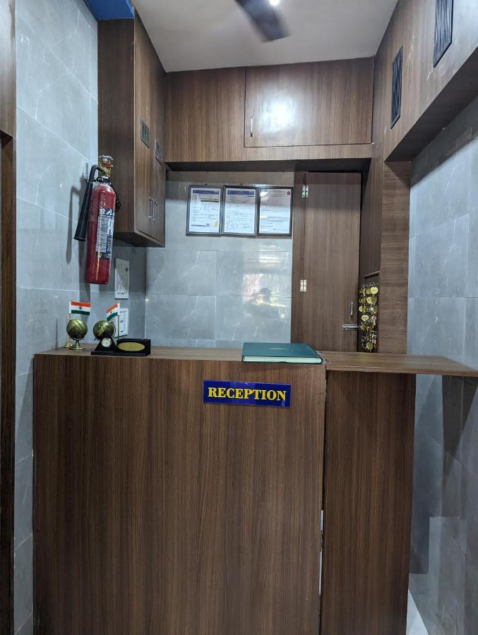 Hostel Ayala Pg Ac Deluxe Mumbai