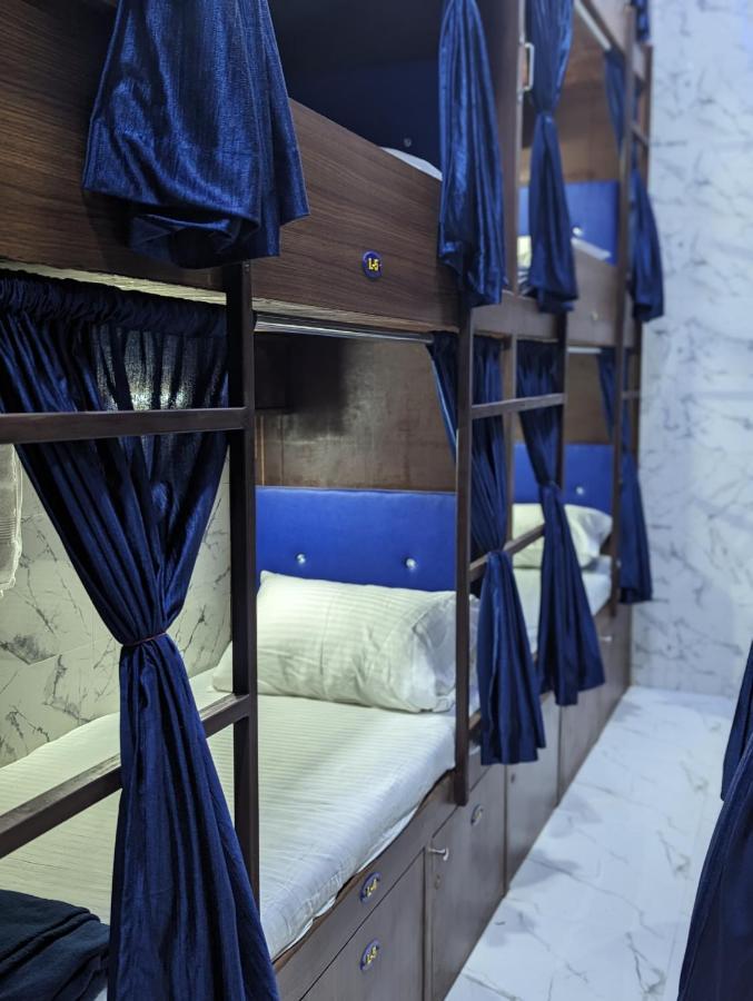 Hostel Ayala Pg Ac Deluxe Mumbai