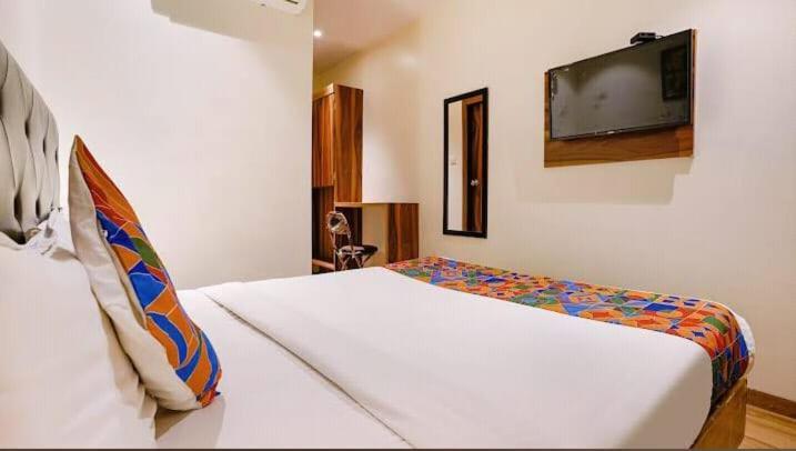 Deluxe Residency Hotel *