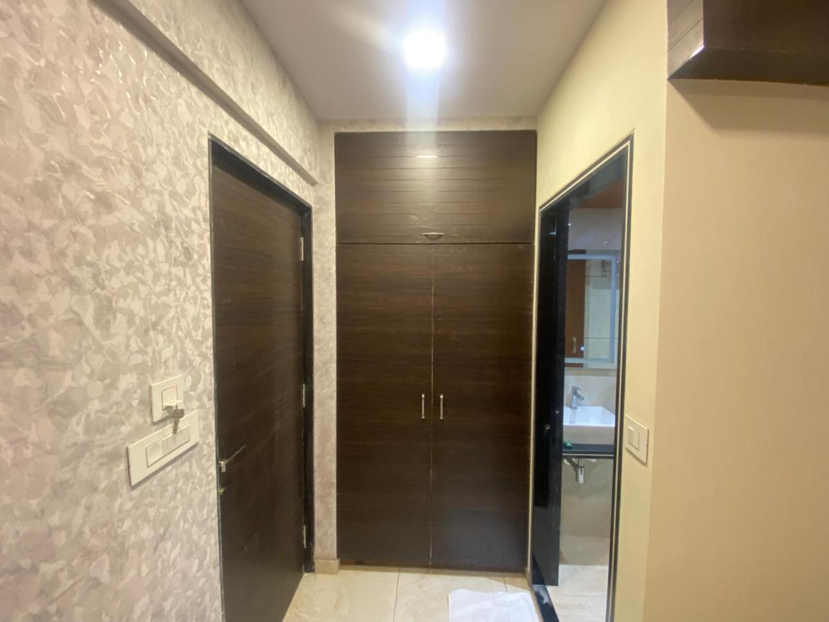 Classio - Near Kokilaben Hospital, Andheri West 3*