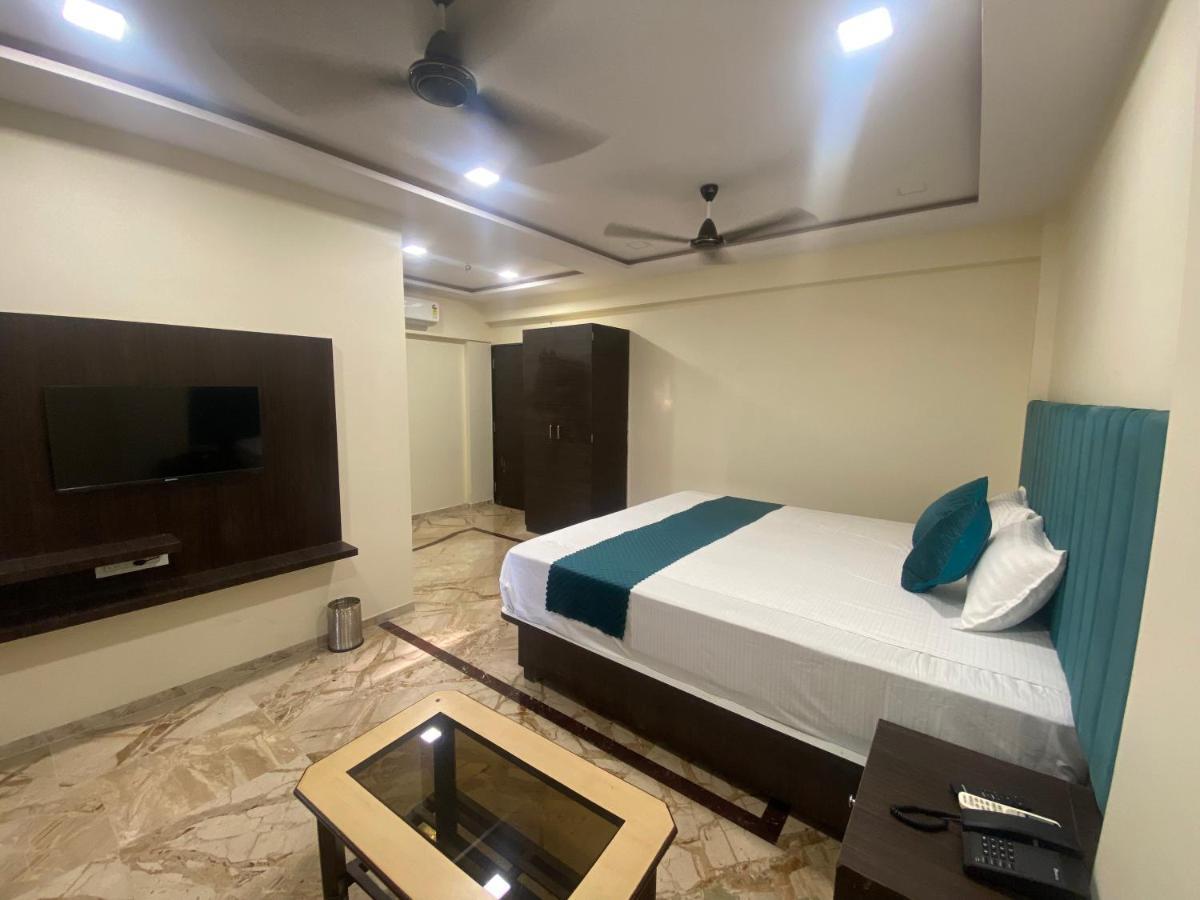Classio - Near Kokilaben Hospital, Andheri West 3*