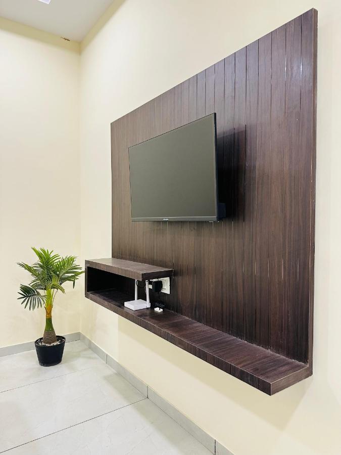 Classio - Near Kokilaben Hospital, Andheri West Hotel