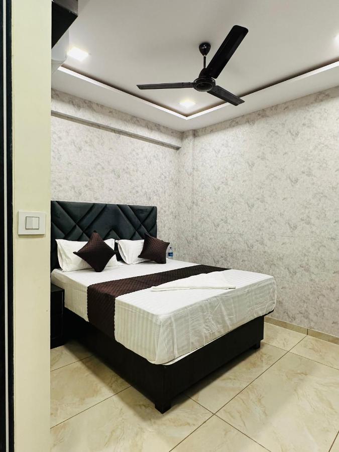 Hotel Classio - Near Kokilaben Hospital, Andheri West Mumbai