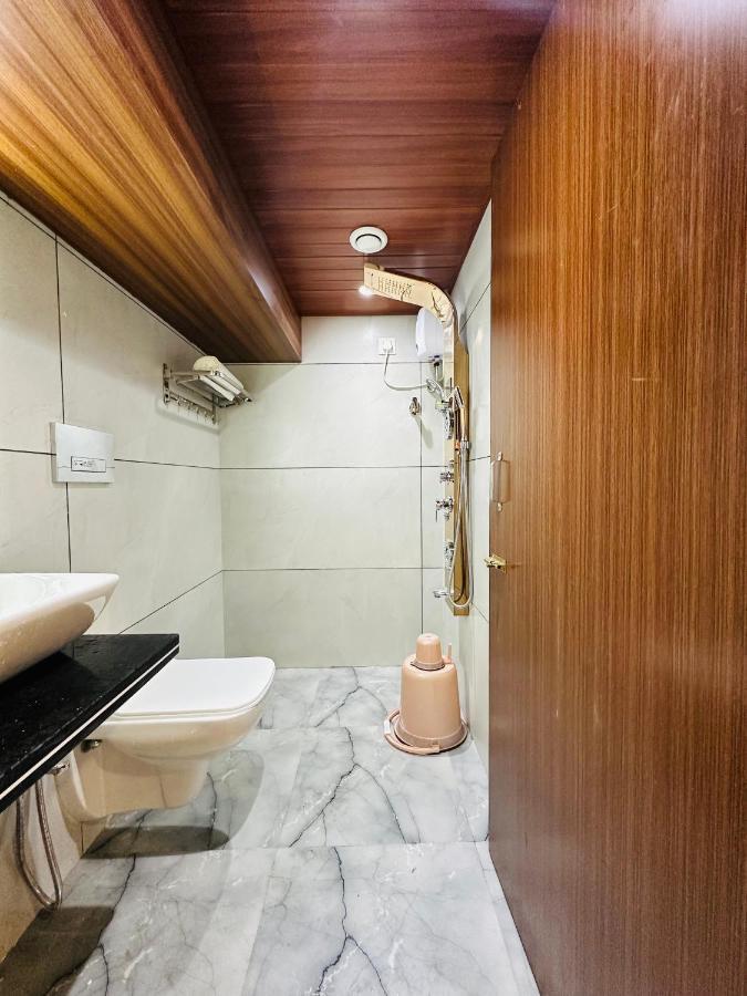Hotel Classio - Near Kokilaben Hospital, Andheri West