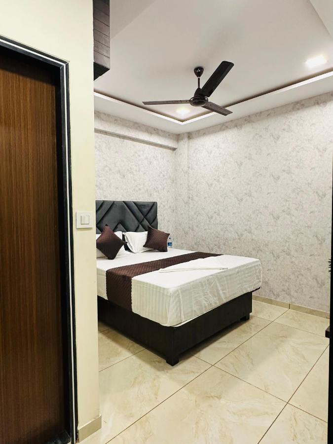 Classio - Near Kokilaben Hospital, Andheri West Hotel 3*