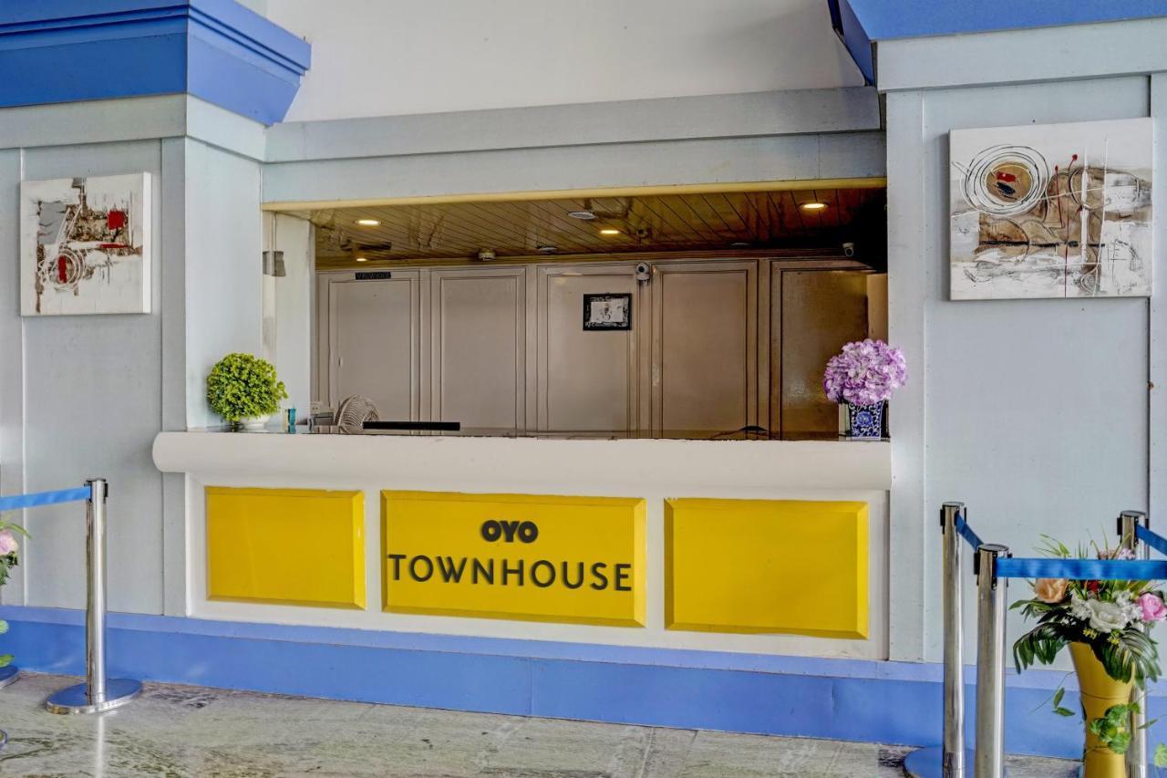 Townhouse 809 Royal Palms - Rose Collection Mumbai