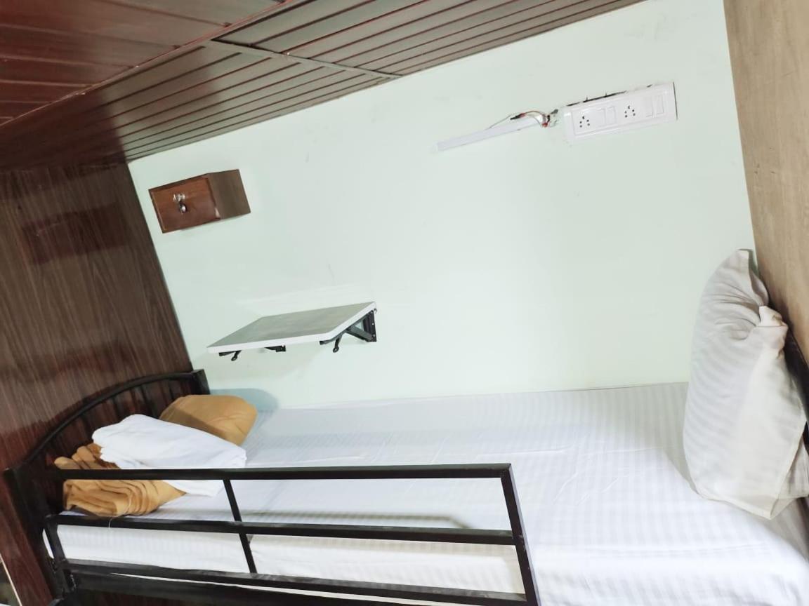 Hostel Vakola Ac Beds Mumbai