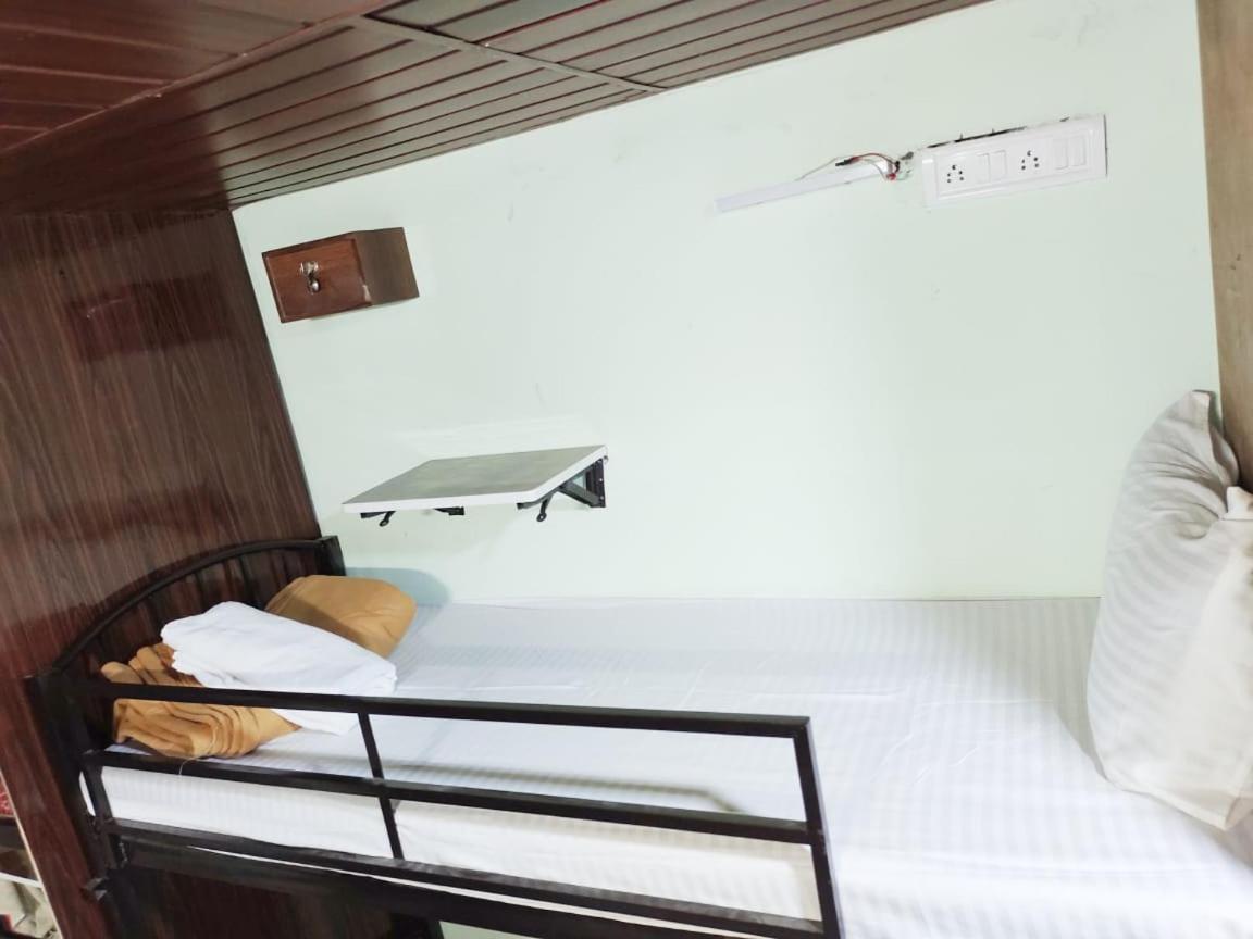 Vakola Ac Beds * Mumbai
