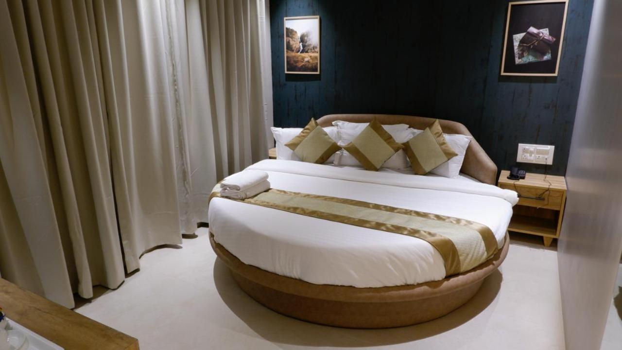 Amber Paramount Hotel 3*
