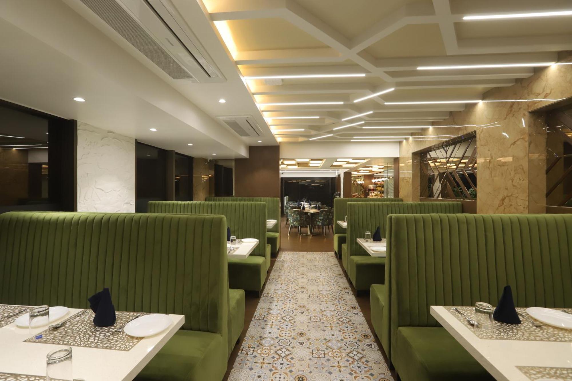 Hotel Auris & Banquets, International Airport 4*