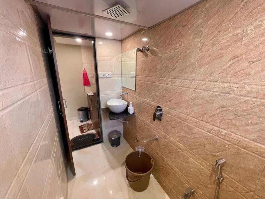 Apartment Bandra -1 Bhk - Close To Bkc
