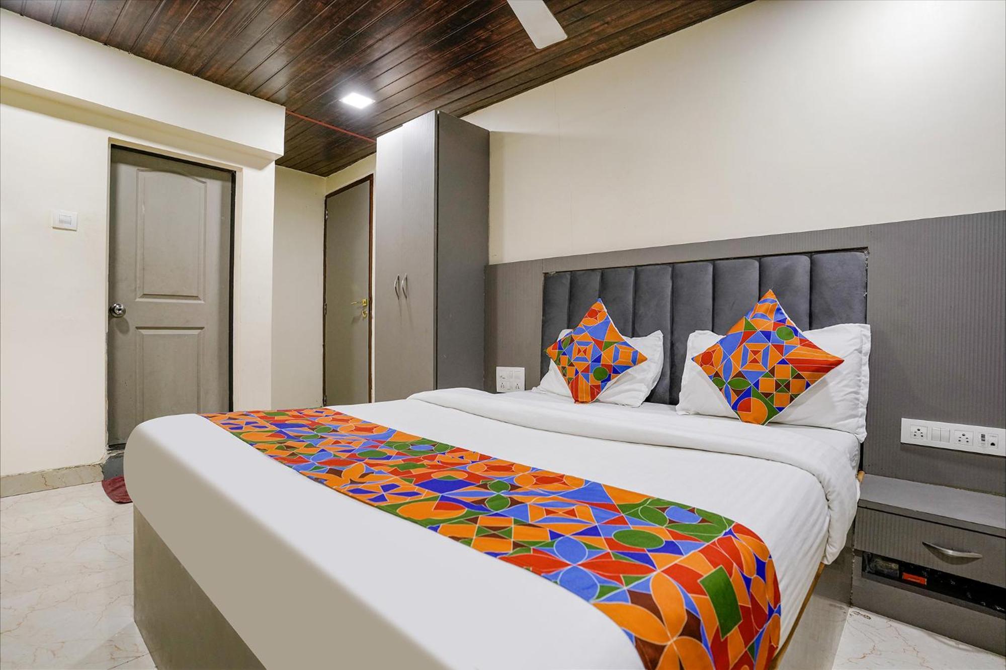 Hotel Fabexpress Earth Paradise 3*