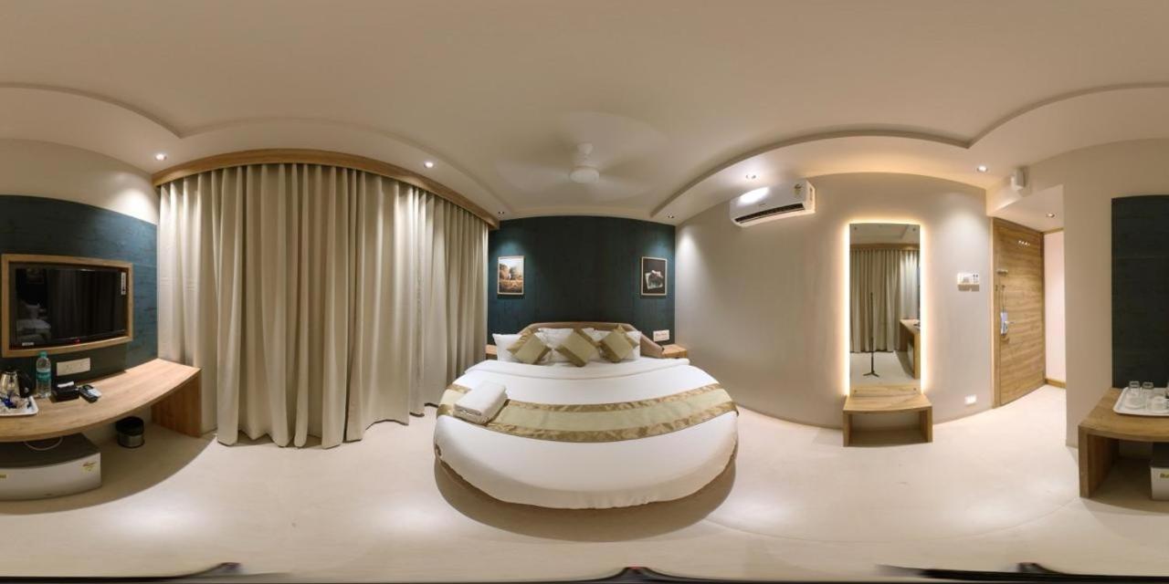 Amber Paramount Hotel 3*