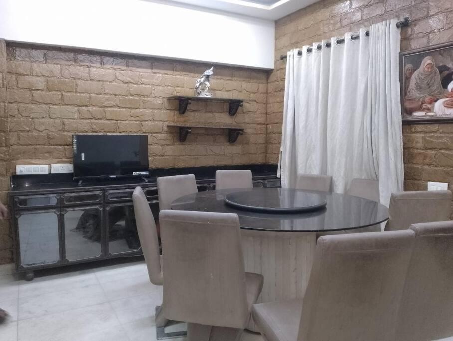 Luxurious 3 Bedroom Hall In Bandra West Mumbai