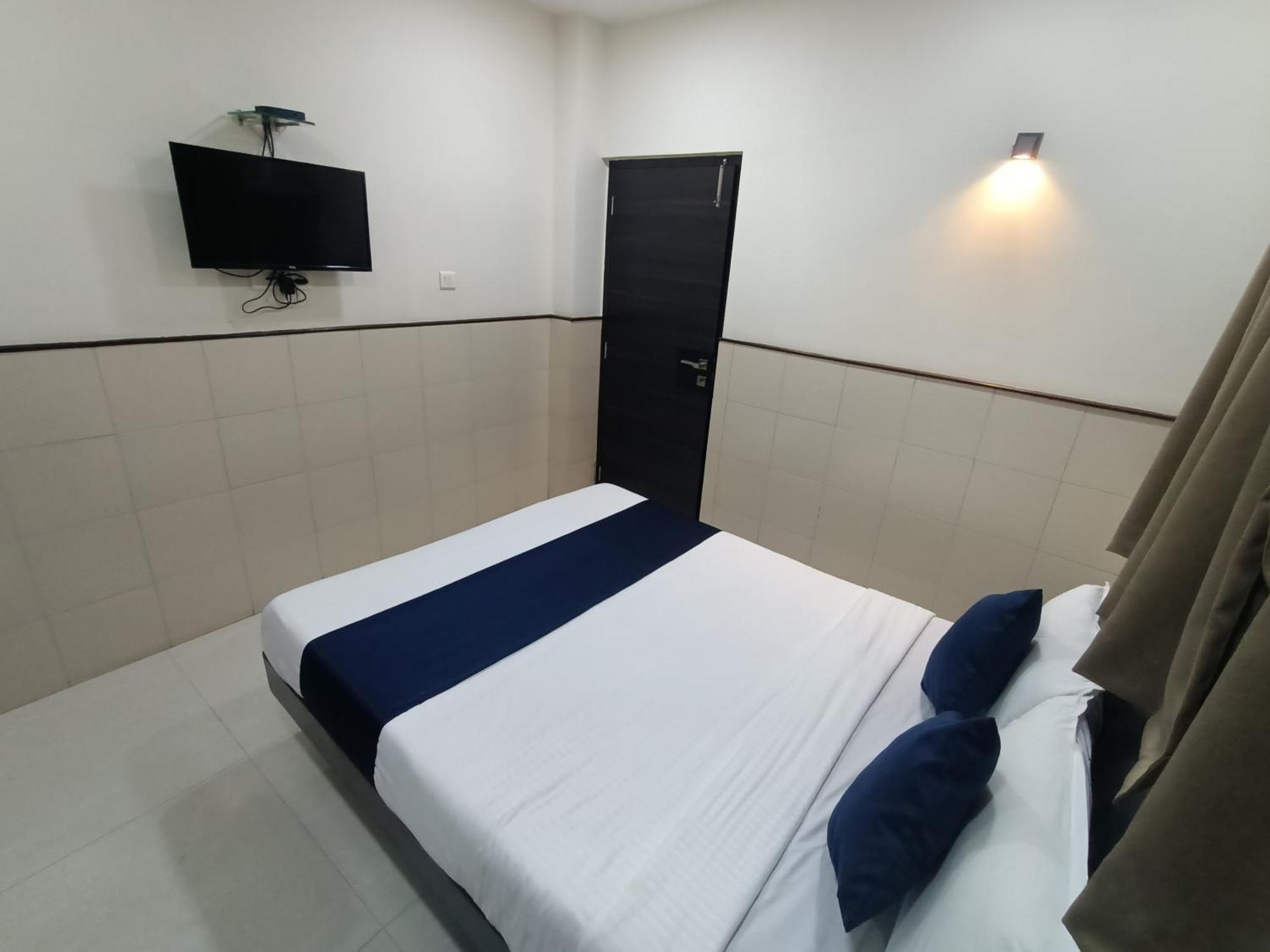 Hotel Triton - Near Us Embassy - In Sion