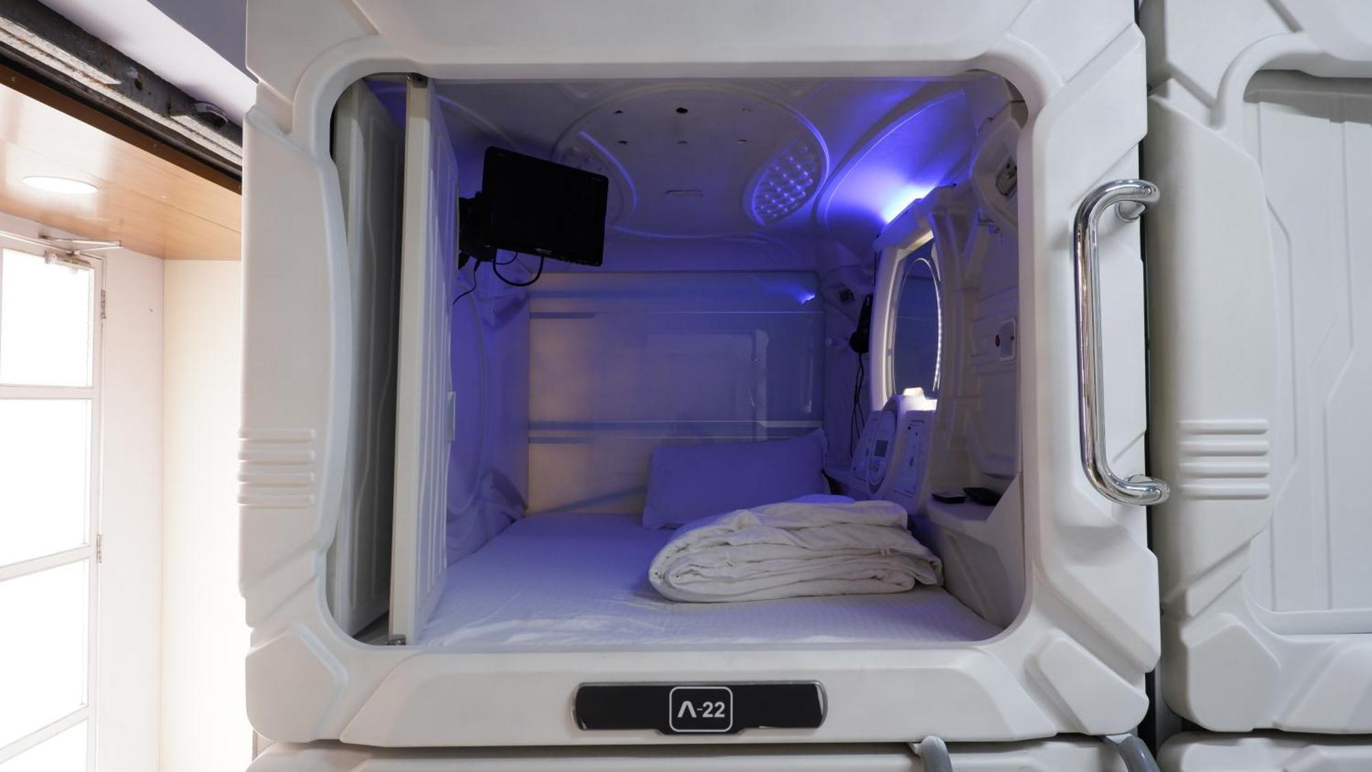 Capsule hotel Astropods