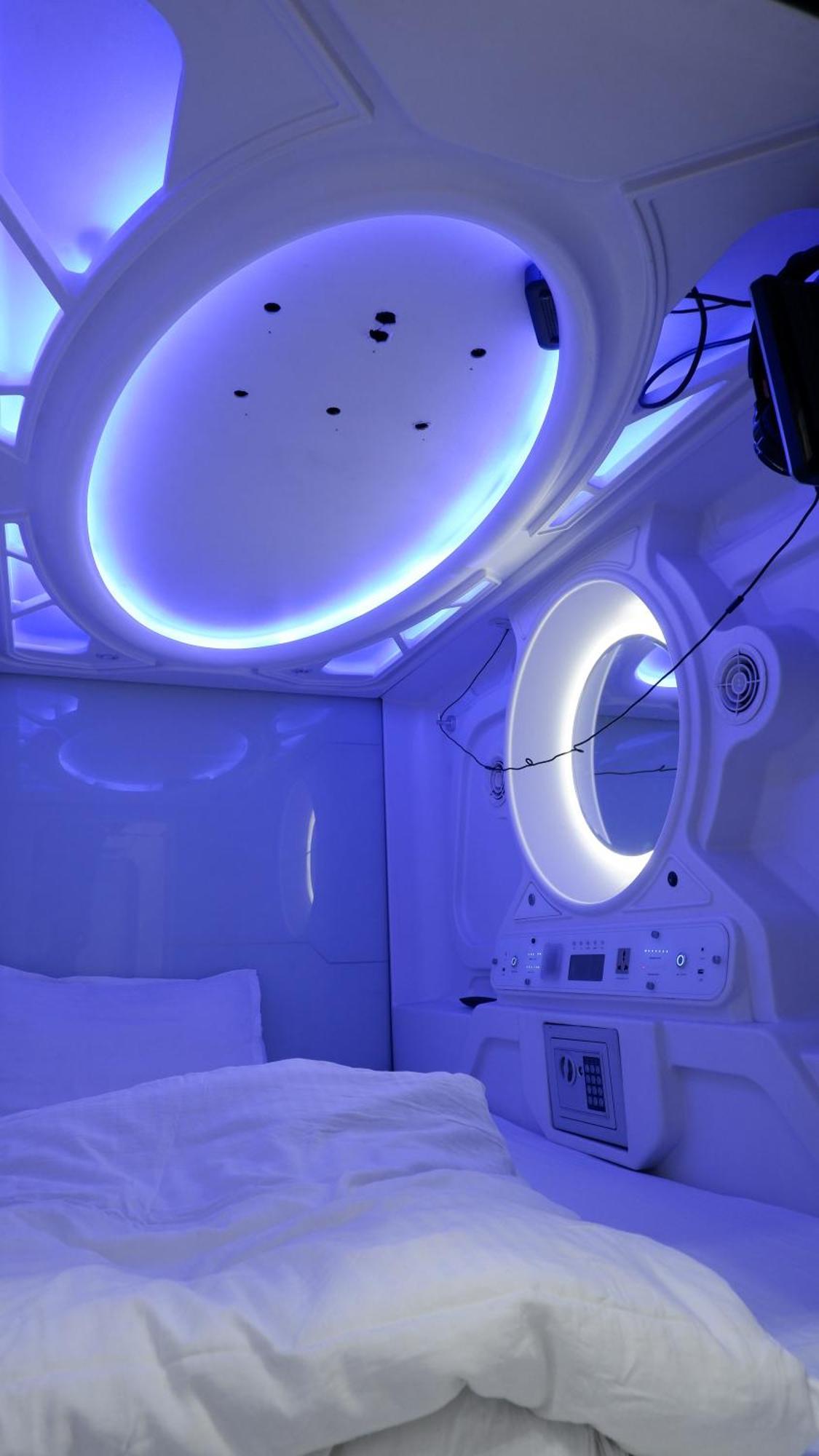 Capsule hotel Astropods