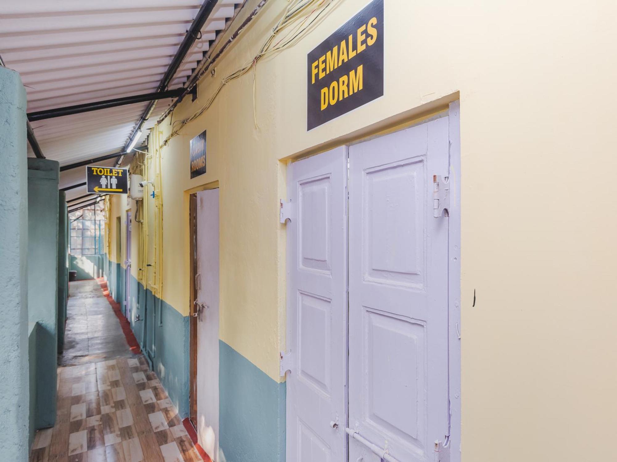 Afra Dormitory For Female & Male 5 Min From Airport 3*