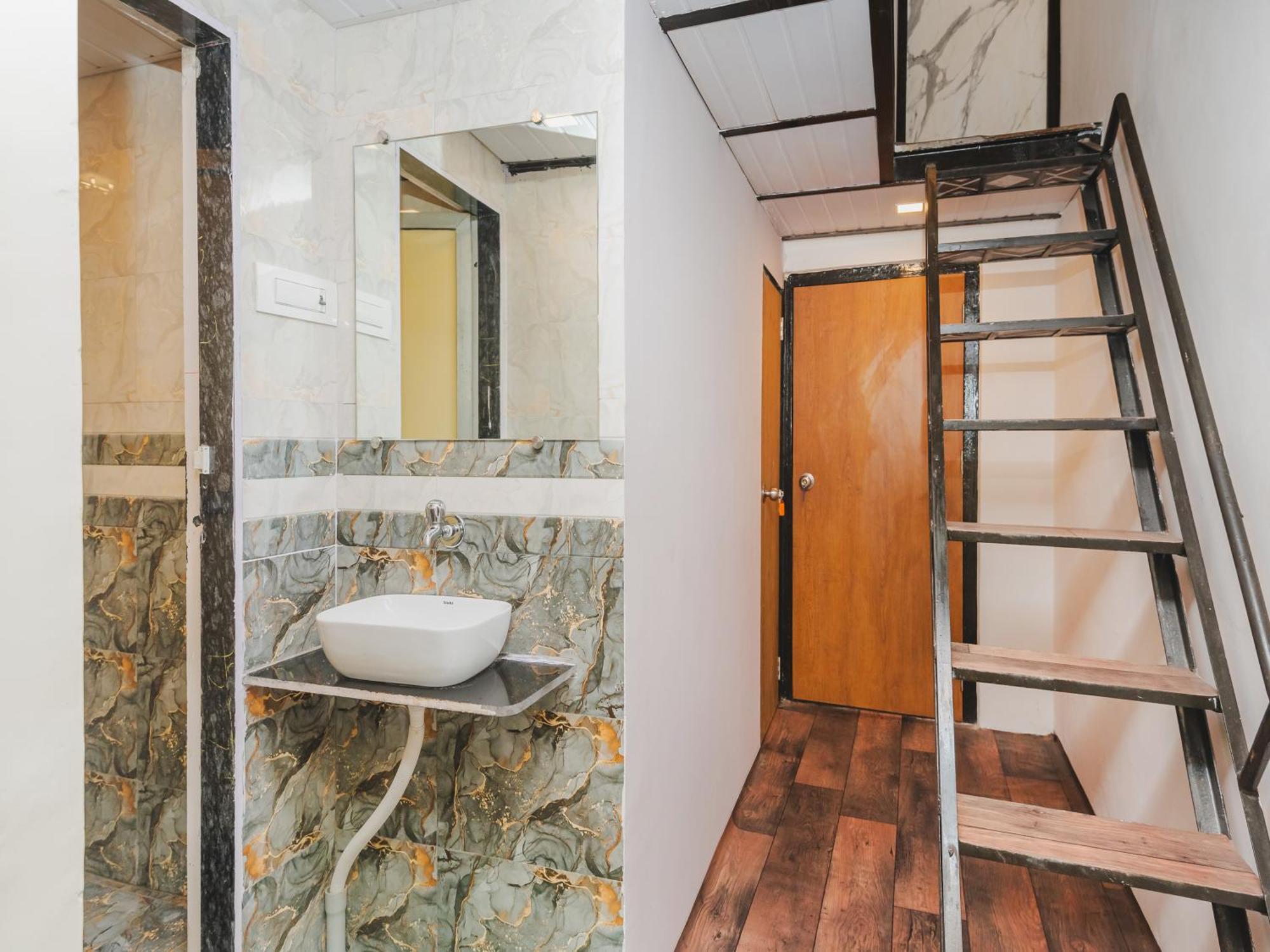Afra Dormitory For Female & Male 5 Min From Airport Hotel Mumbai