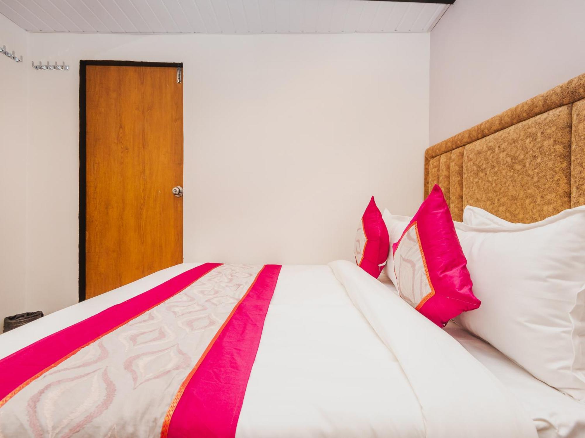 Hotel Afra Dormitory For Female & Male 5 Min From Airport Mumbai