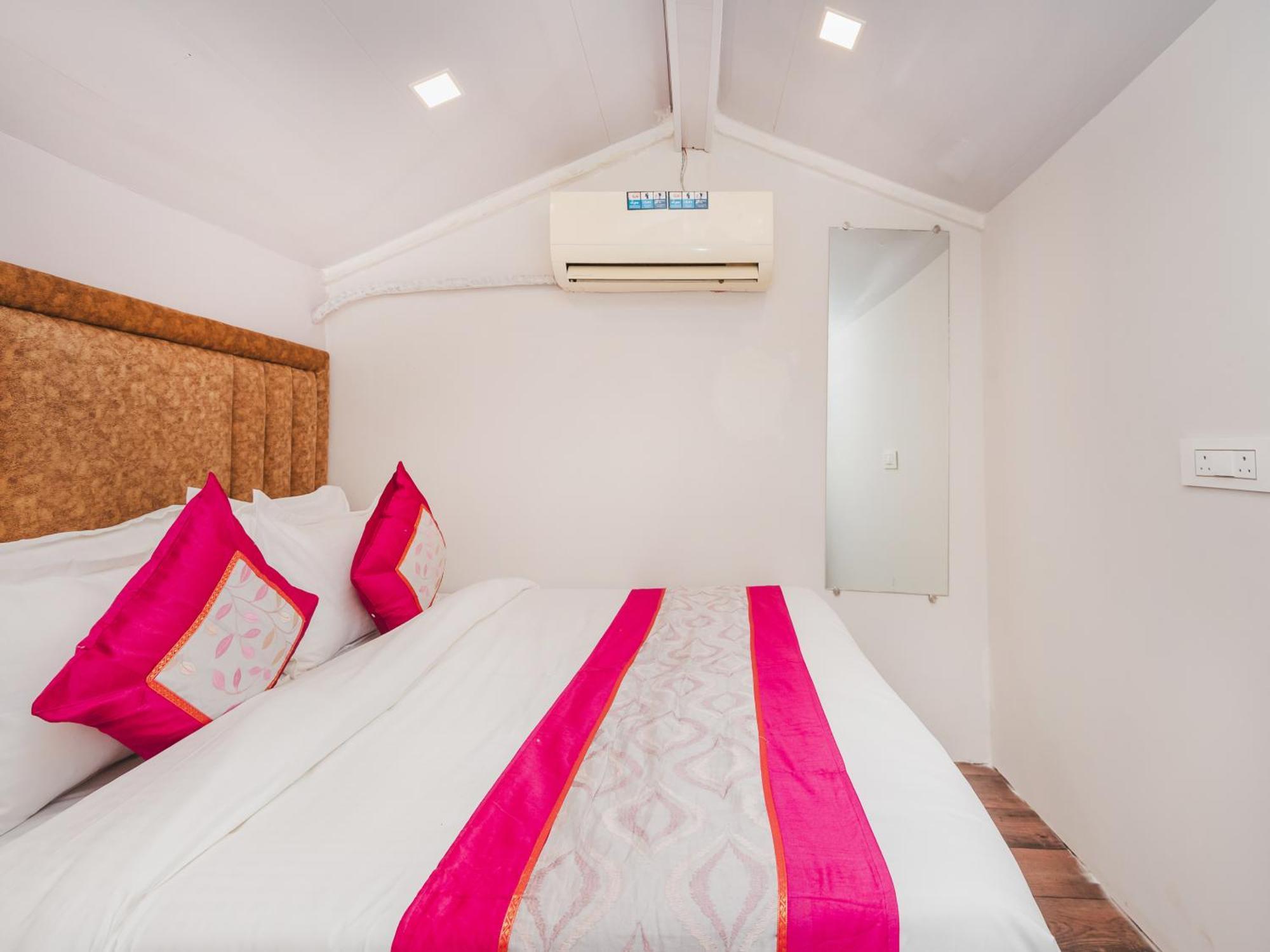 Afra Dormitory For Female & Male 5 Min From Airport Mumbai