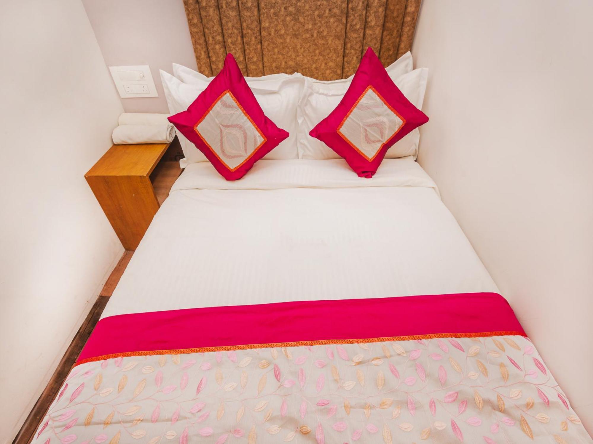 Hotel Afra Dormitory For Female & Male 5 Min From Airport Mumbai