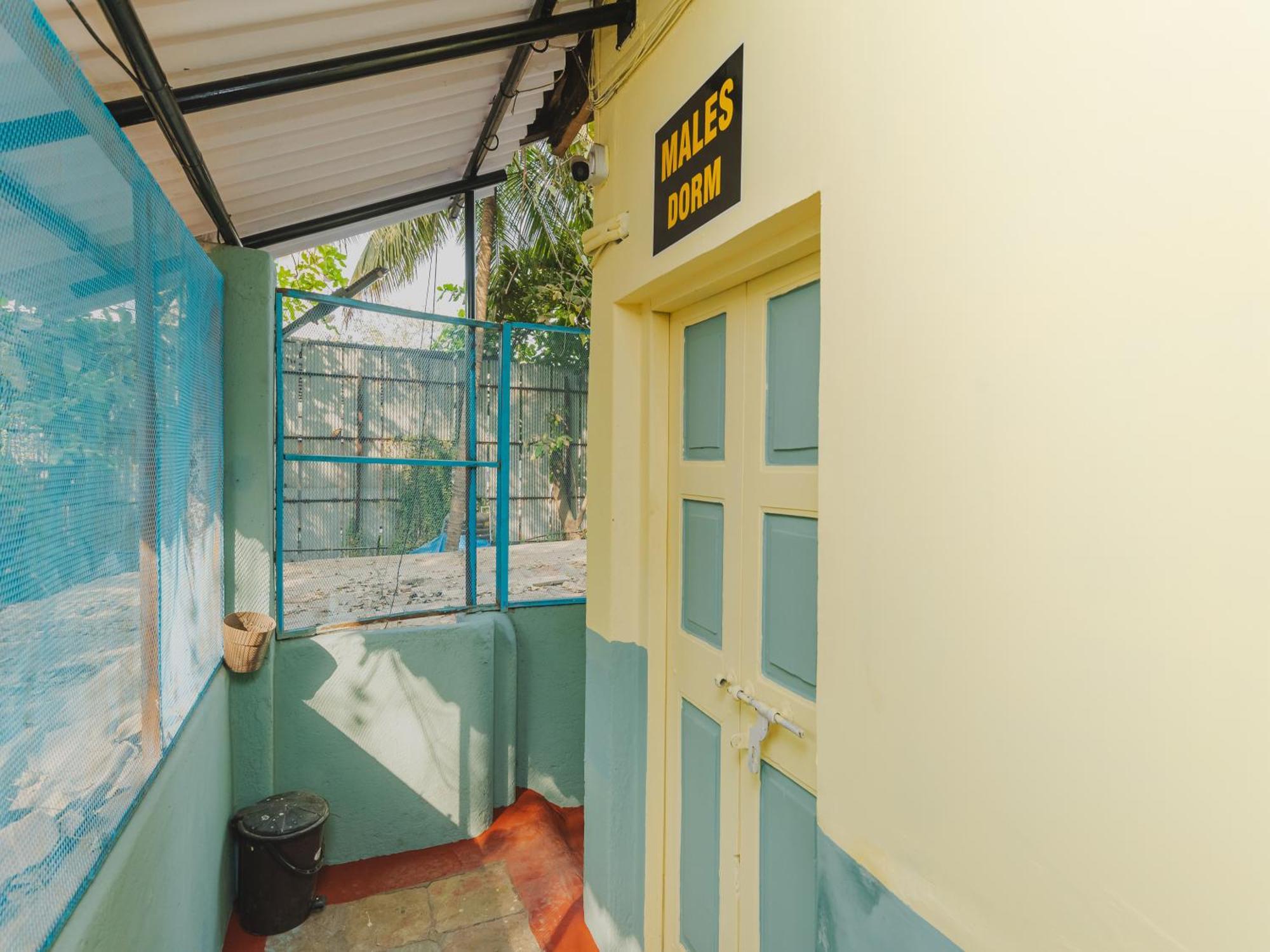 Afra Dormitory For Female & Male 5 Min From Airport Mumbai