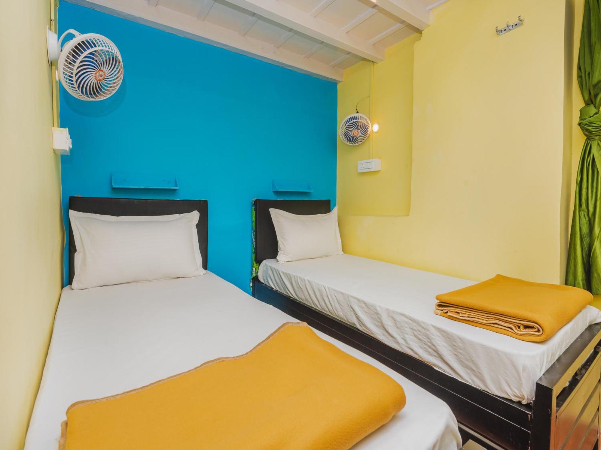 Afra Dormitory For Female & Male 5 Min From Airport Hotel Mumbai