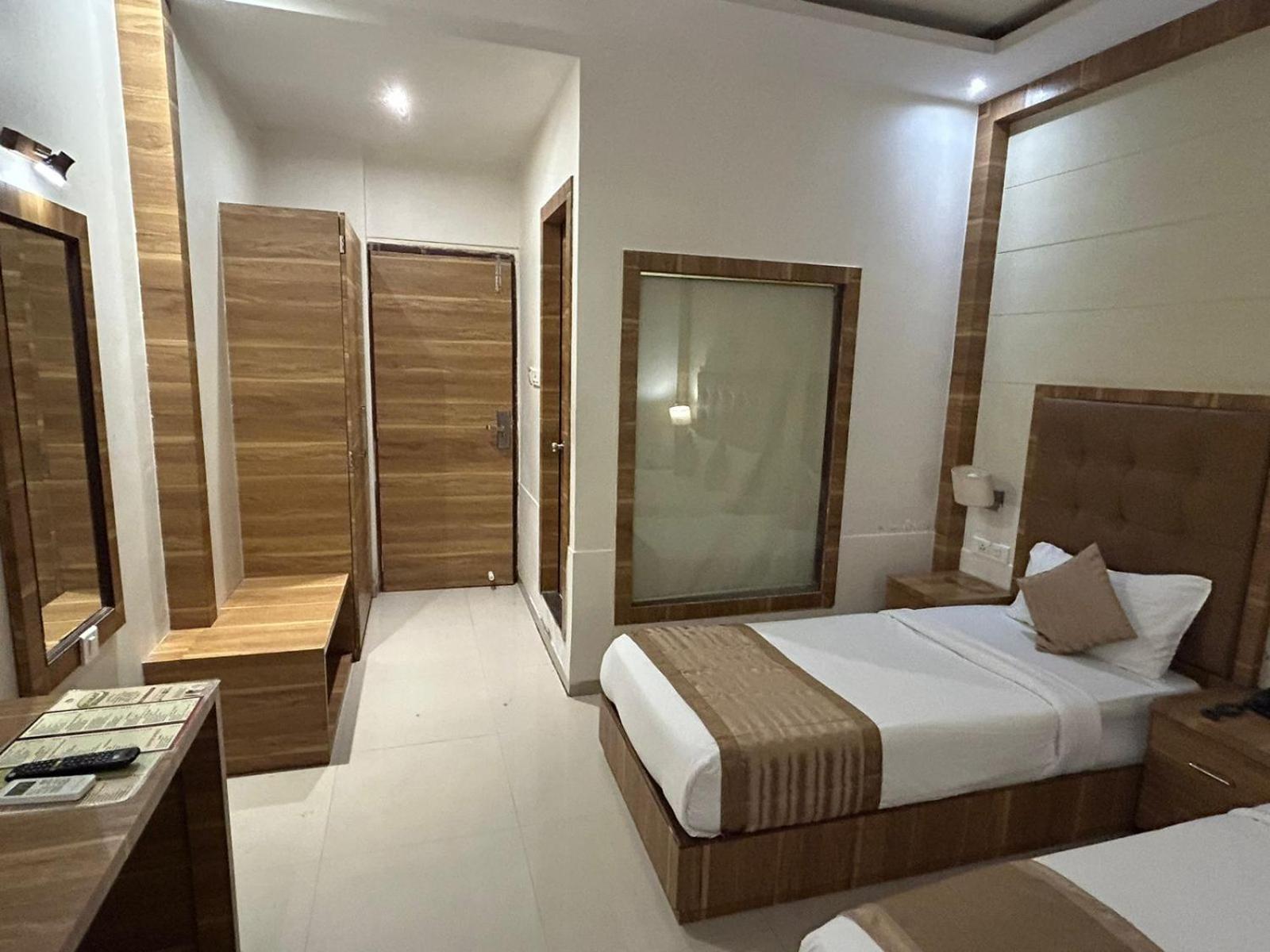 Bkc Mannat Hotel 3*