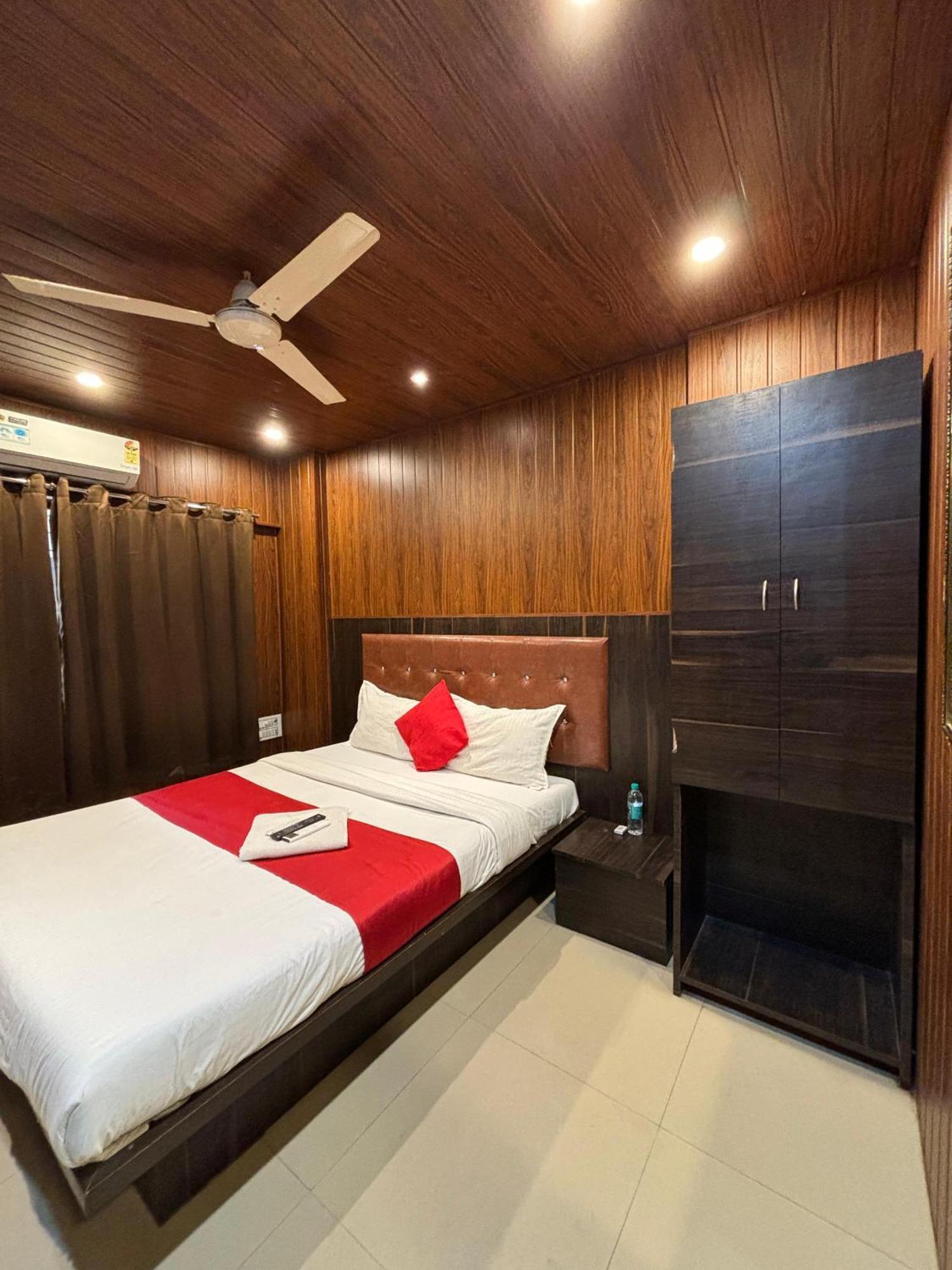 Hotel Hotel Borivali Executive - Near Borivali Railway Station