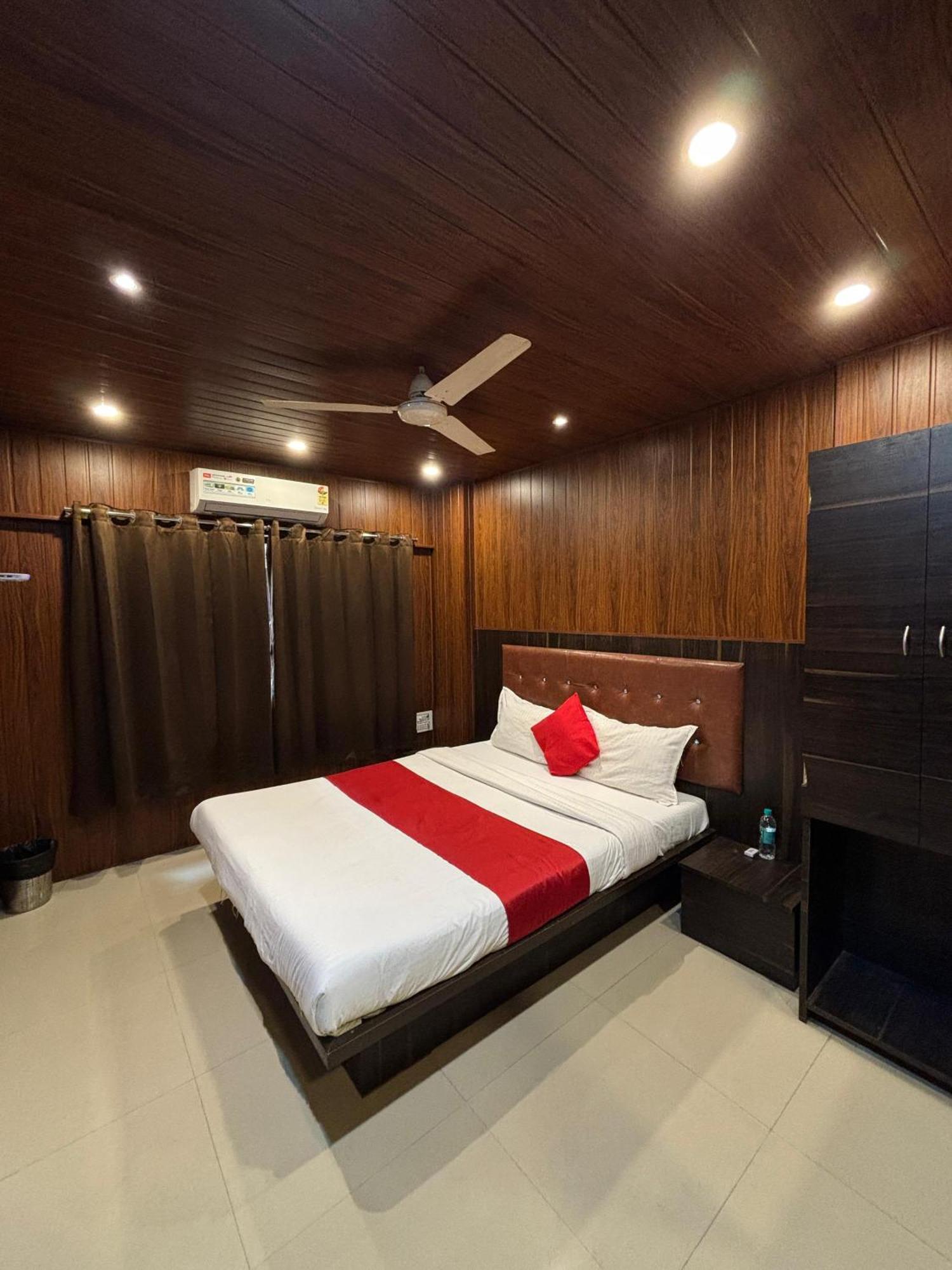 Hotel Borivali Executive - Near Borivali Railway Station 3*