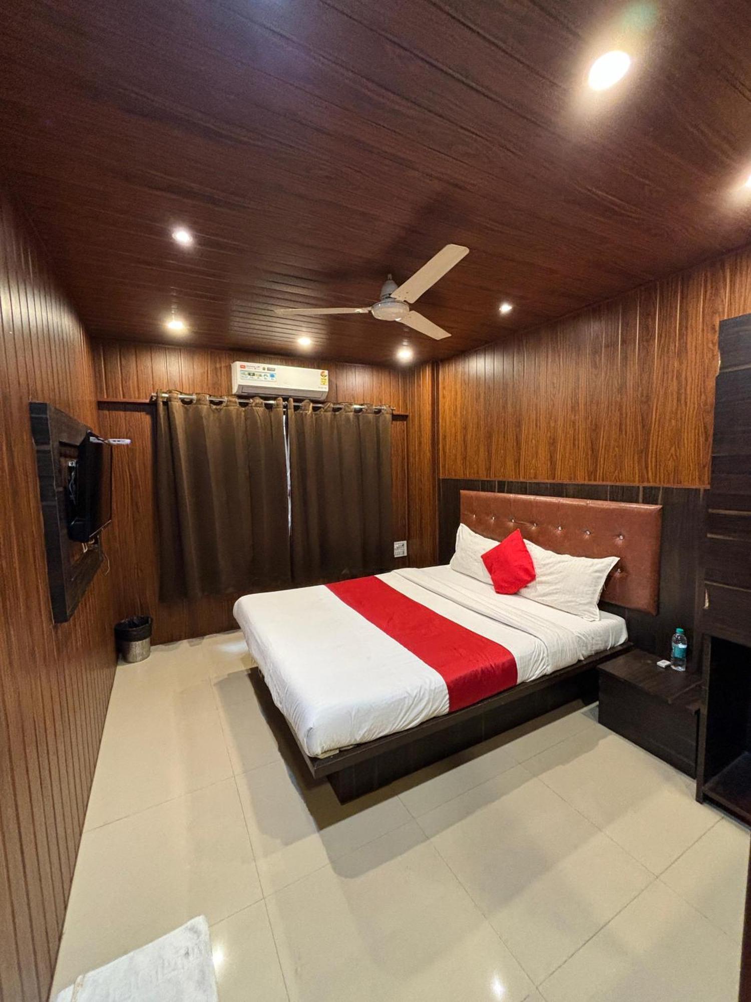 Hotel Hotel Borivali Executive - Near Borivali Railway Station