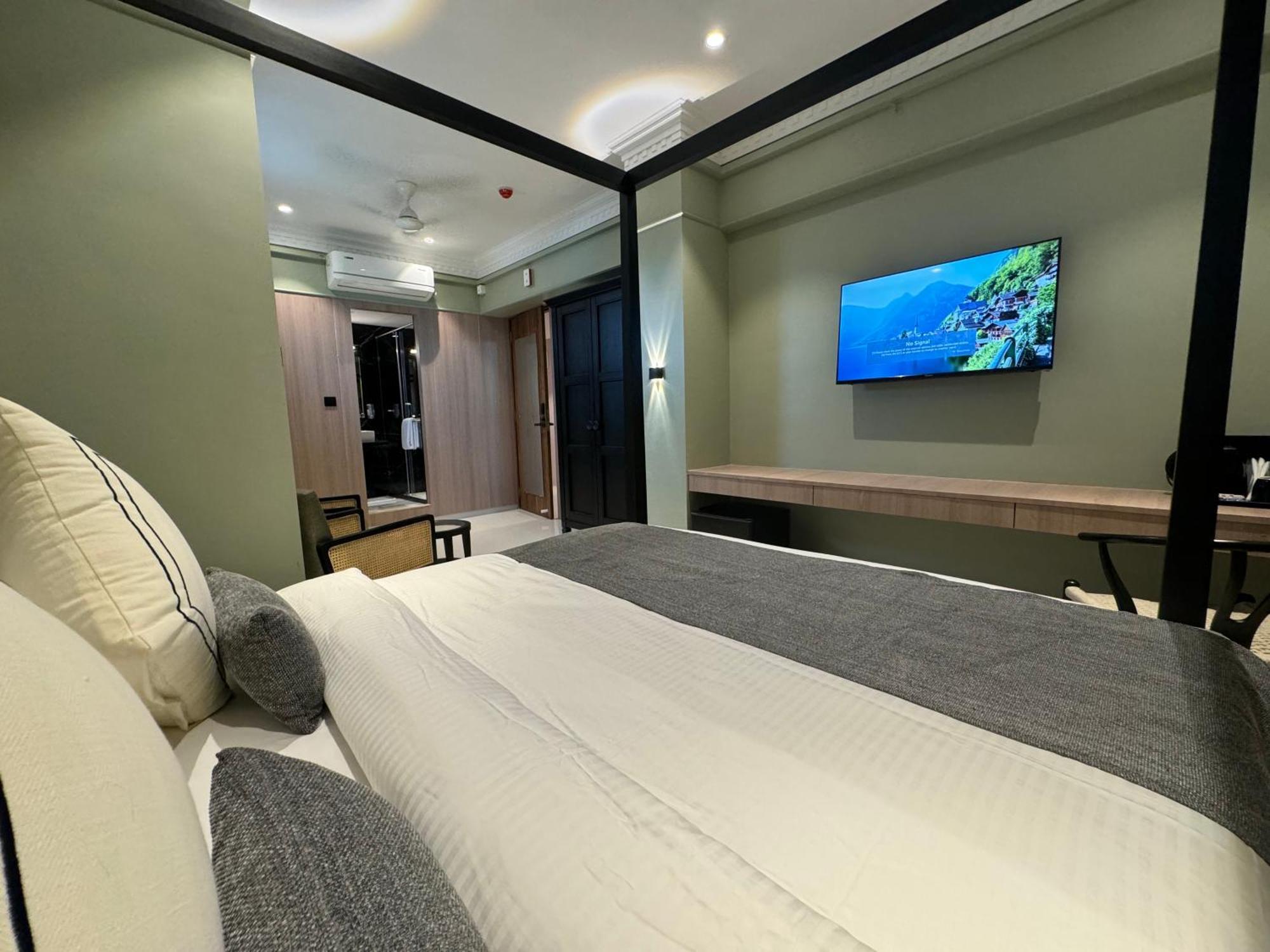 House, Malad Hotel 3*