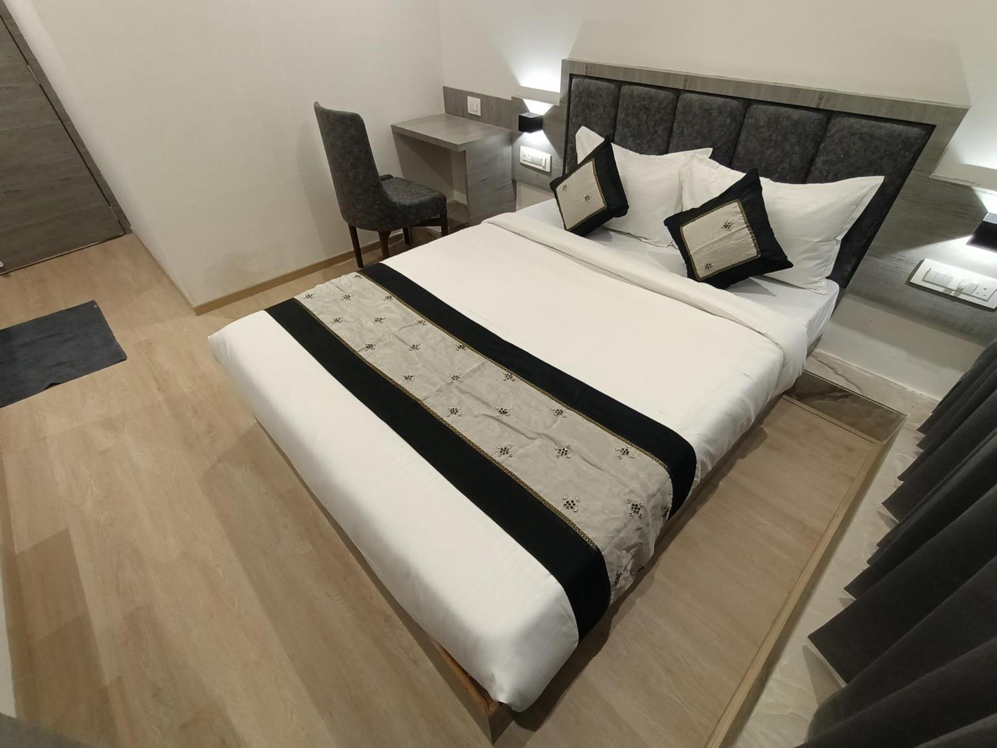Beverly Palace Santacruz - Near Bkc - Airport T1 Hotel
