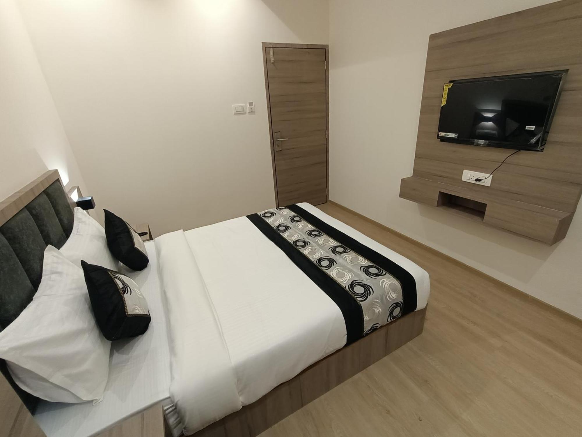 Hotel Beverly Palace Santacruz - Near Bkc - Airport T1