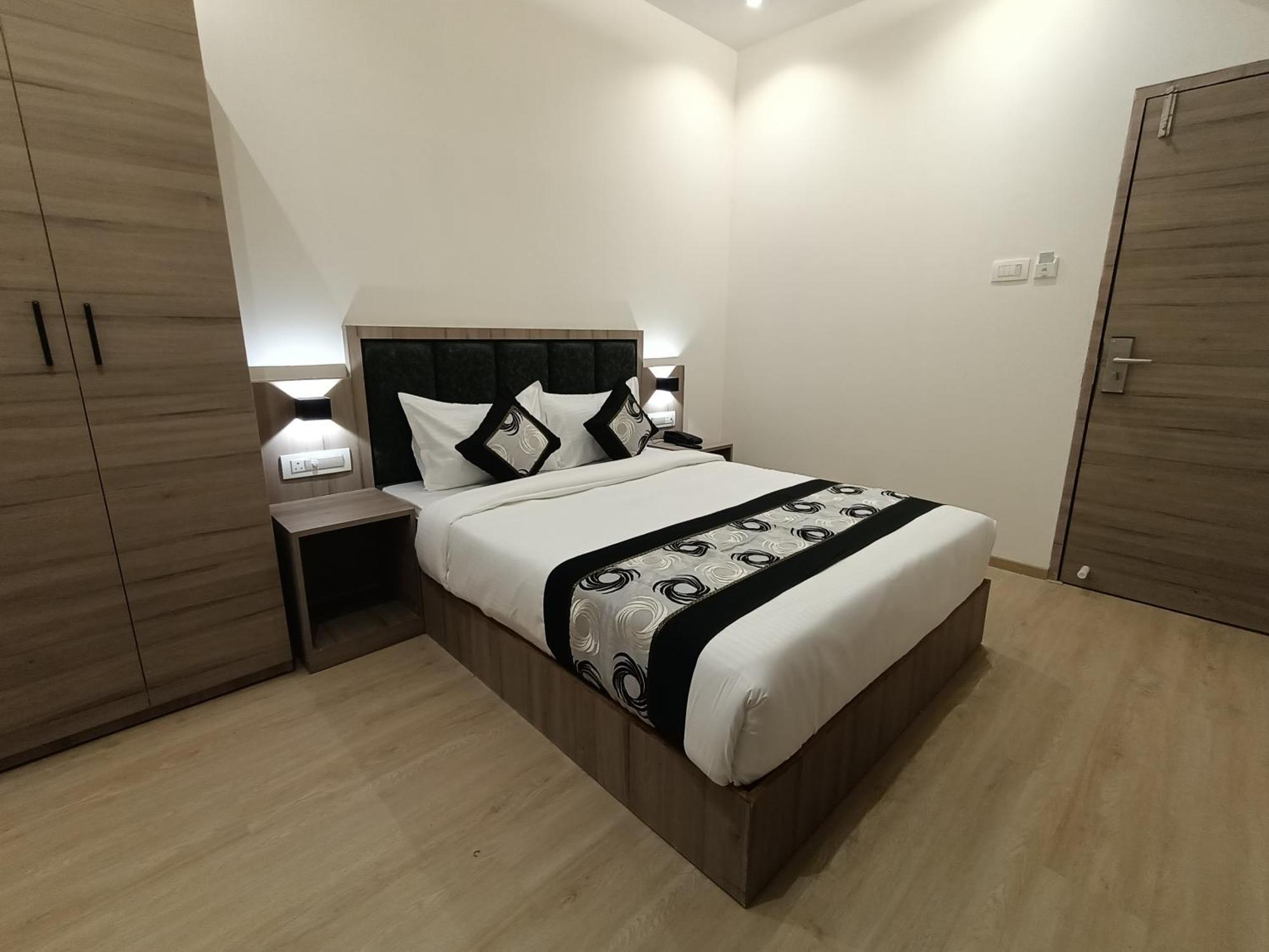 Beverly Palace Santacruz - Near Bkc - Airport T1 Hotel