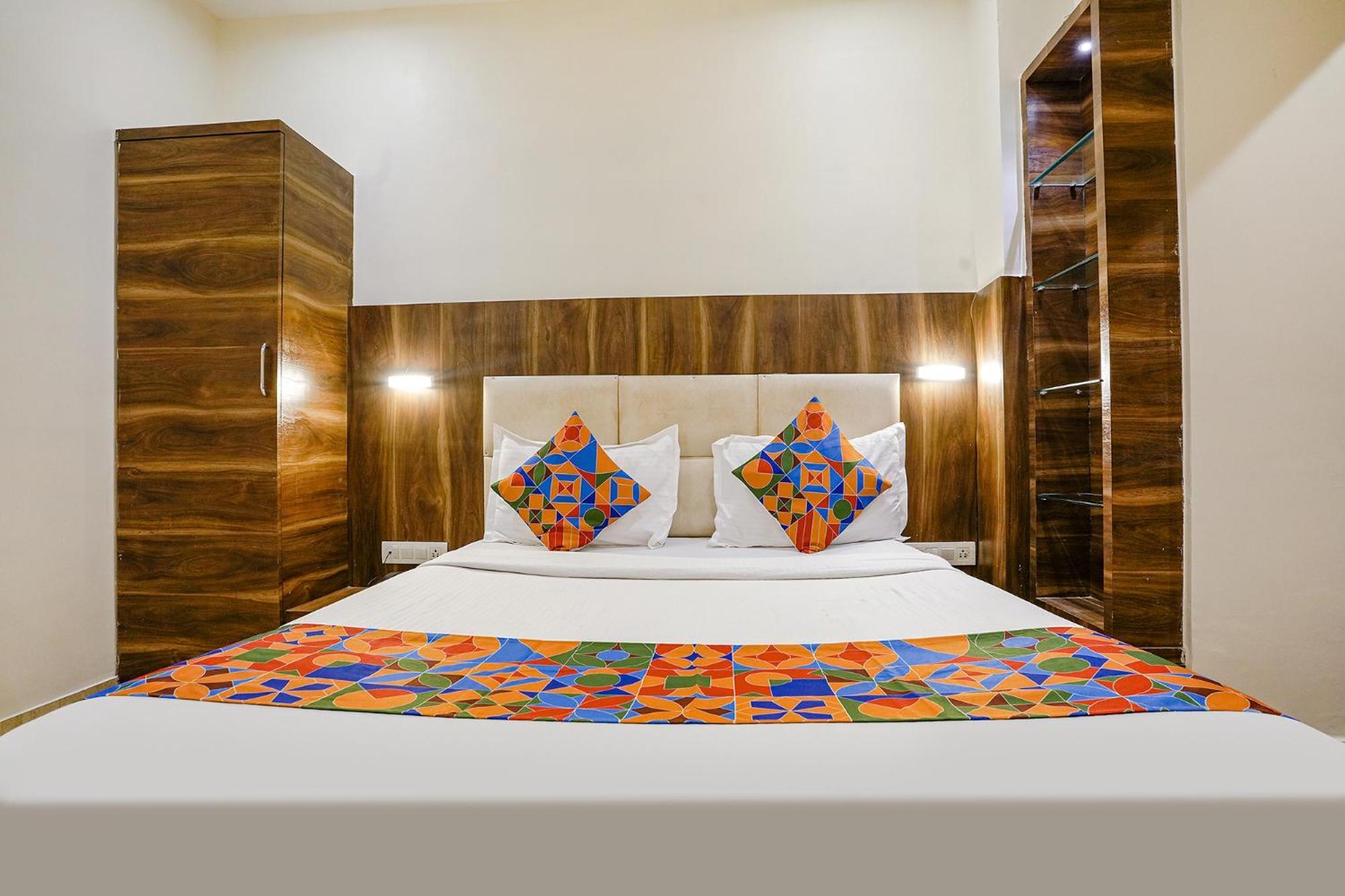 Fabexpress Abad - 700m From Gateway Of India Hotel