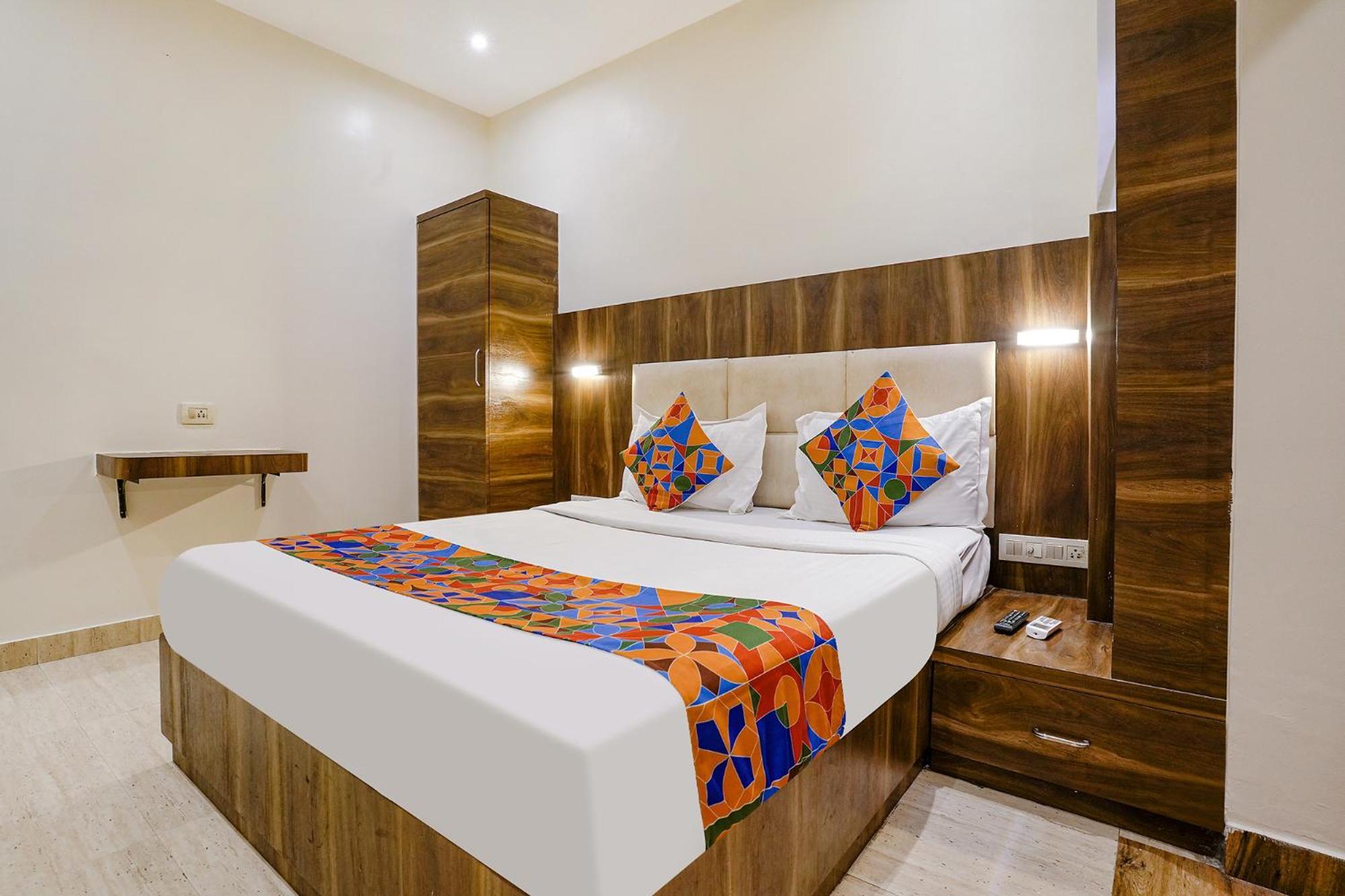 Hotel Fabexpress Abad - 700m From Gateway Of India 3*