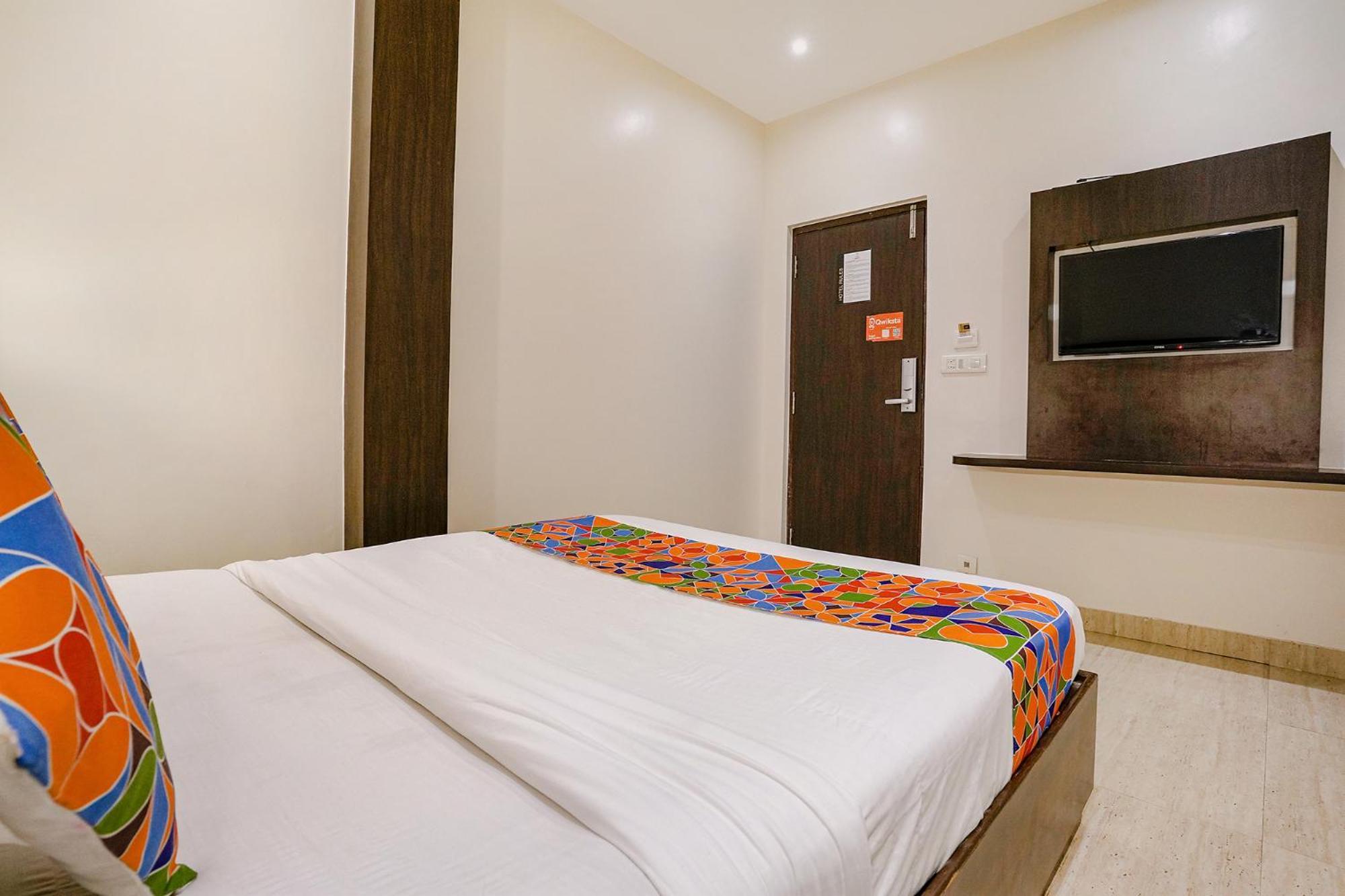 Fabexpress Abad - 700m From Gateway Of India