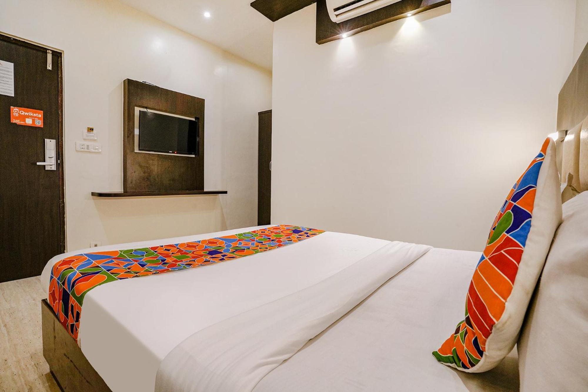 Fabexpress Abad - 700m From Gateway Of India