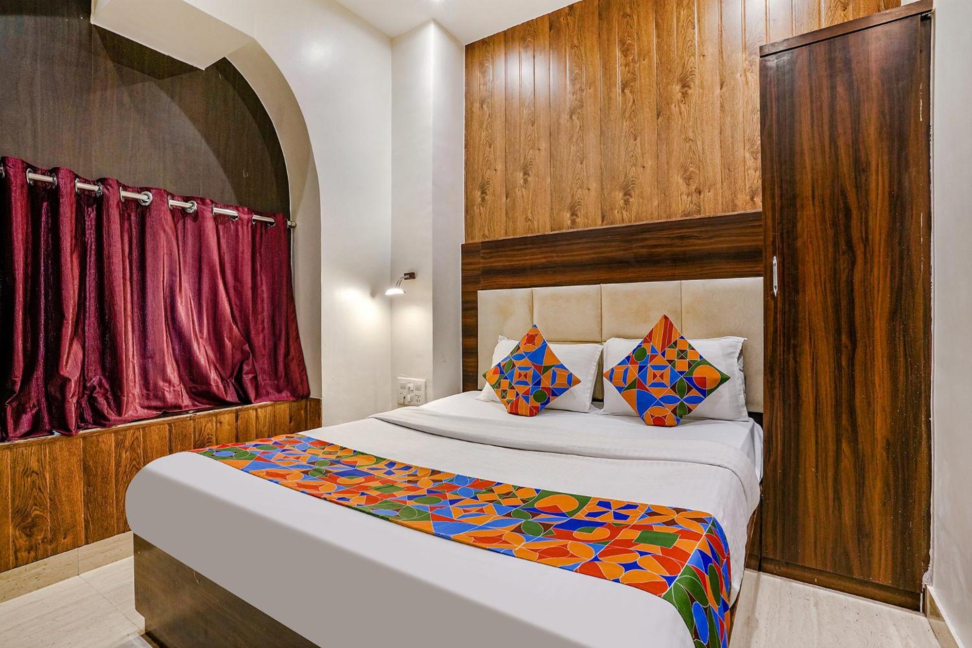 Fabexpress Abad - 700m From Gateway Of India Mumbai