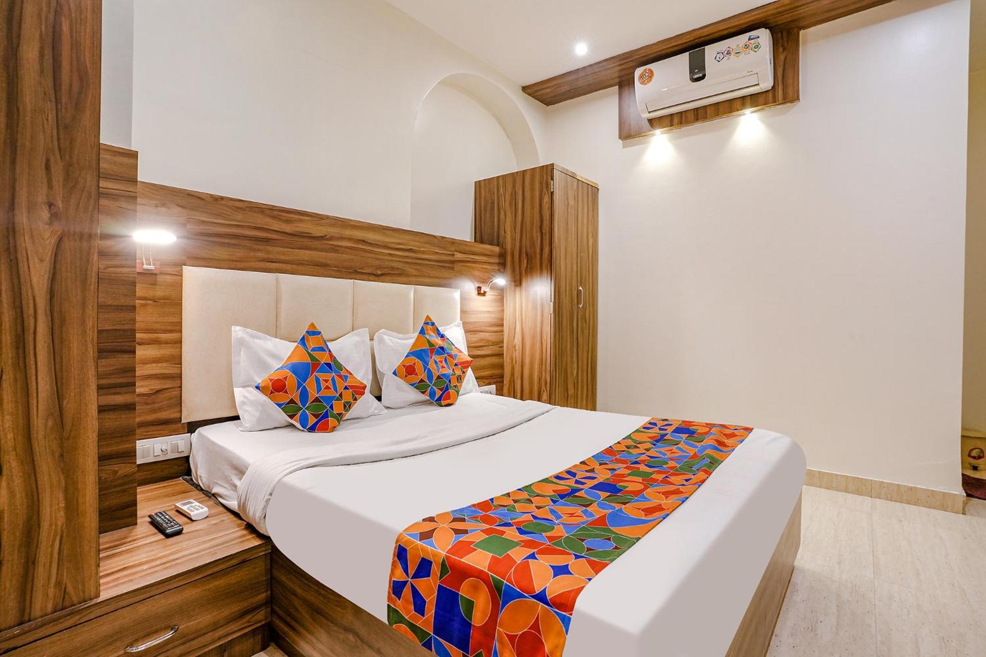 Fabexpress Abad - 700m From Gateway Of India Mumbai