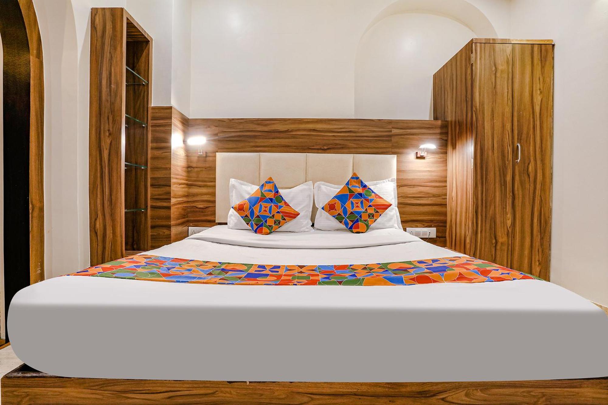 Fabexpress Abad - 700m From Gateway Of India Hotel