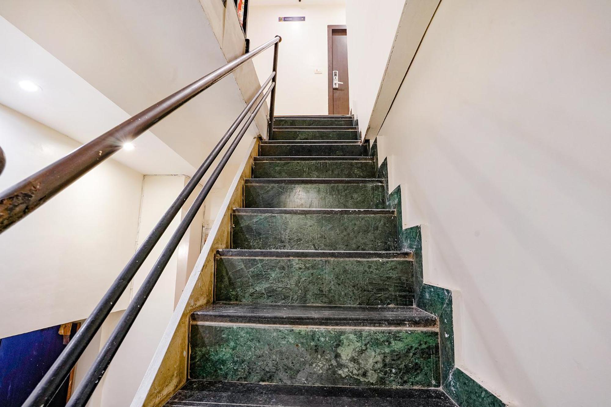 Fabexpress Abad - 700m From Gateway Of India