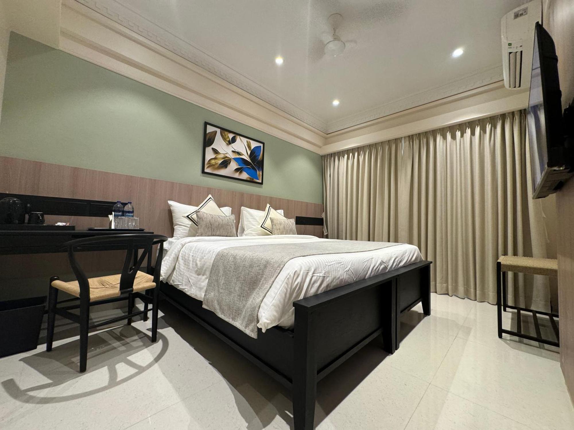 House, Malad 3*