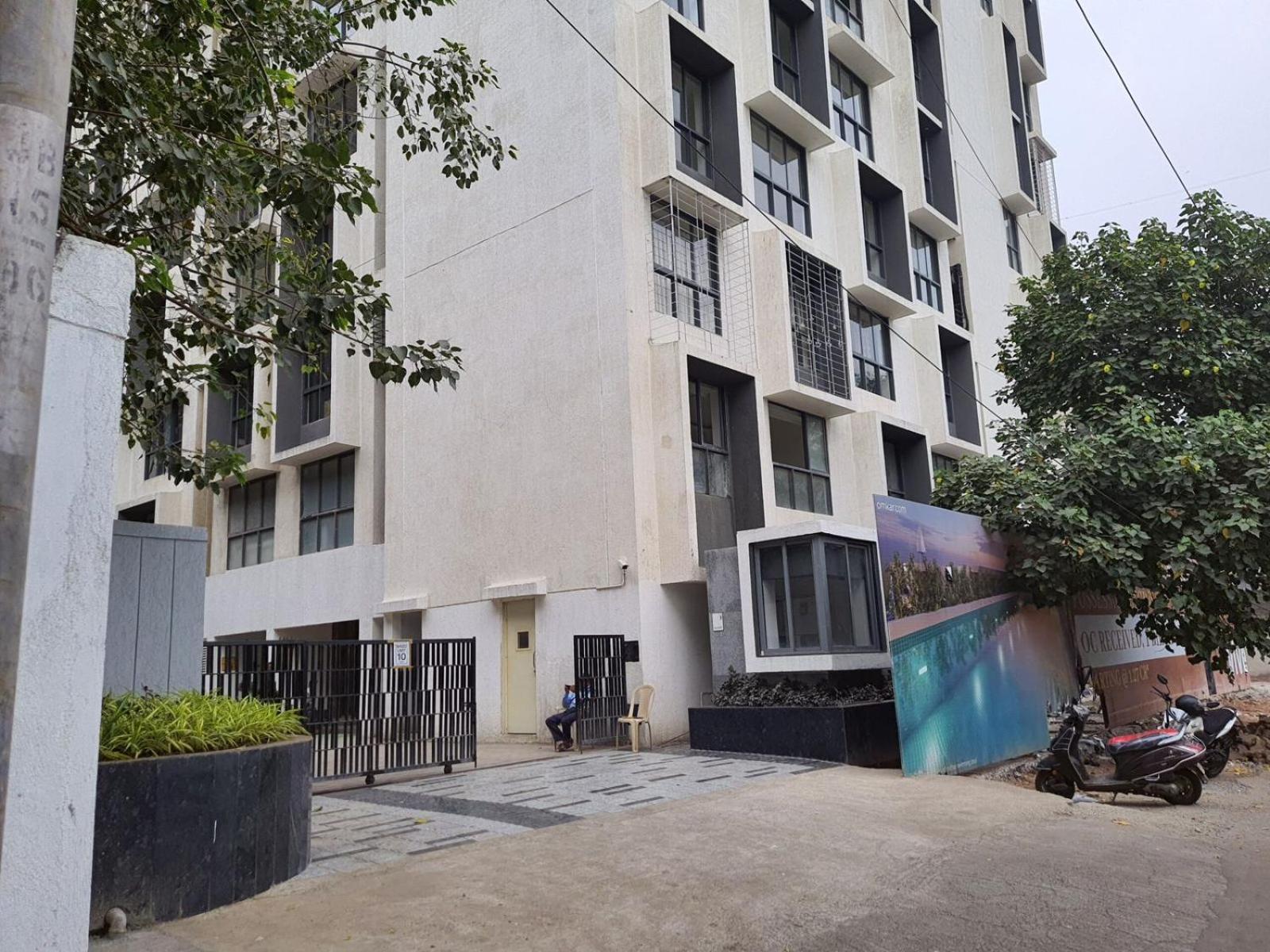 Apartment 1br Service In Bkc By Florastays *