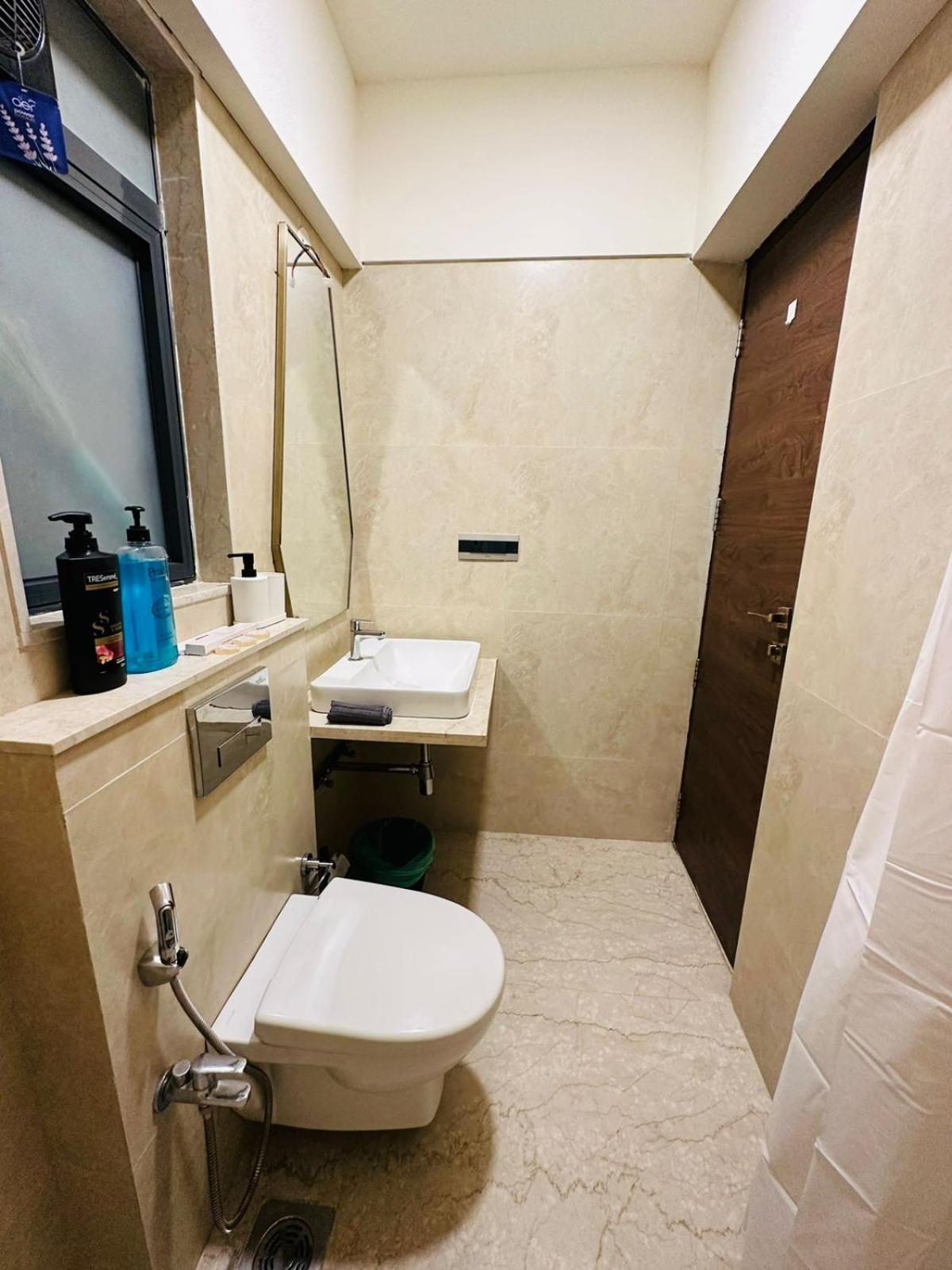 Apartment 1br Service In Bkc By Florastays